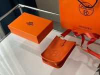 شنطة هرمز كروس بودي جلدية لون عسلي مميز