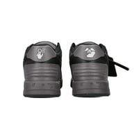 شوز أوف وايت الحذاء الرياضي المميز لون جريه بلاك