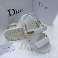 صندل ديور نسائي جلد ابيض شعار معدني ذهبي
