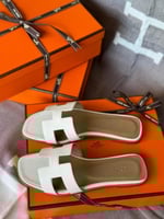 سليبر هرمز نسائي جلد أبيض نعل بني مريح