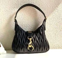 حقيبة نسائية ميو ميو Matelassé لون أسود مشبك دهبي