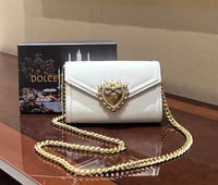 حقيبة دولتشي اند جابانا لون أبيض جلد النابا بشعار...