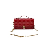 حقيبة ماستر راقية من ديور ميني بلون أحمر مميز وتفا...