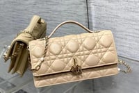 كلاتش مع سلسلة ميس ديور بيج وذهبي