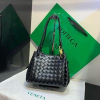 حقيبة جلدية للكتف بارشوت بوتيغا فينيتا بلون اسود