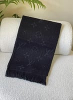 وشاح رقبة شتوي لويس فيتون نقشة مونوغرام لون أسود