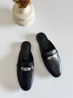 شبشب إيرمز نسائي أوز مغلق جلدي لون اسود