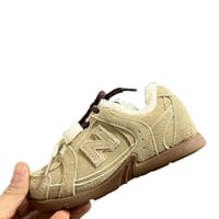 سنيكر ولادي نيوبالانس × ميوميو بلون بيج برباط ثنائ...