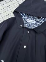 ترانشكوت نسائي ديور مطري اسود ببطانة نقشة أوبليك