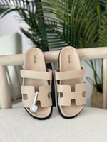 صندل هيرميس شايبر رجالي جلد أملس لون بيج