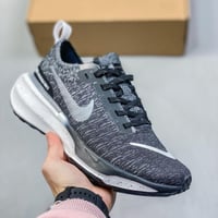 حذاء جري زوم اكس انفنسيبل للجنسين من نايكي دارك قر...