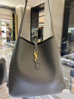 حقيبة من الجلد للنساء من سانت لوران لون اسود أنيق...