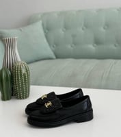 شوز لوفر جلد أسود مبطن من شانيل قفل دائري ذهبي