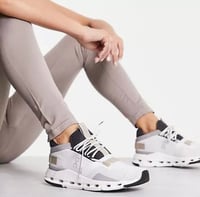 حذاء اون رانينج كلاود نوفا أبيض رملي