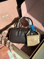 شنطة جلد ميوميو اركادي لون بني داكن بمقابض علوية