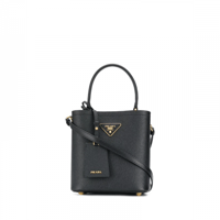 شنطه برادا سوداء شعار برادا ذهبي تصميم دلو