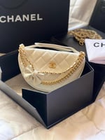 حقيبة شانيل مدورة لون ابيض 18cm بحامل سلسلة