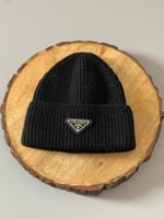 قبعة صوف برادا لون اسود بشعار الماركة