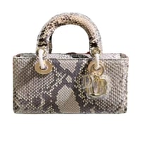 شنطة بمقابض علوية للسيدات ليدي ديور 22سم نقشة ثعبا...