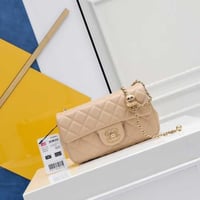 حقيبة كتف متوسطة شانيل جلد مبطن بيج بمعدن ذهبي