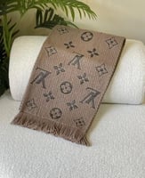 سكارف رقبة لويس فيتون شتوي نقشة مونوغرام لون بني