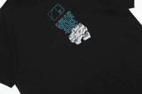 تيشيرت أوف وايت بطبعة كتابات أنيقة وشعار الماركة أ...