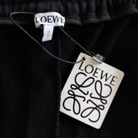 شورت لويفي للرجال رياضي لون اسود بتطريزات بيج