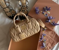 حقيبة متوسطة ميو ميو ميتاليس 22سم لون بيج