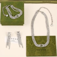 سيت جوتشي اكسسوار نسائي بلون فضي عقد وحلق واسوارة...