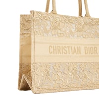 توت باق عصرية ديور قياس 36سم لون بيج مطرزة