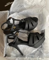 صندل تريبيوت سان لوران كعب عالي أسود