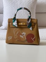 شنطة ايرمز جلدية كيلي نسائية بلون بني مزينة برسوما...