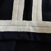 شورت لويفي للرجال رياضي لون اسود بتطريزات بيج