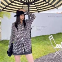 قميص ديور نسائي ابيض بنقشة العلامة سوداء