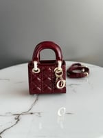 شنطة ديور ميني عنابي فاخر لامع بتفاصيل ذهبية لامعة