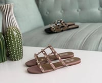 سليبر نسائي فالانتينو فلات لون بيج جودة سوبر ماستر