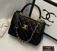 حقيبة شانيل ميني مبطنة جلد أسود بغطاء CC وسلسلة جو...