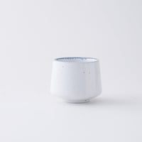 كوب سيرامك بتصميم حجري - 180 مل ابيض بأطراف زرقاء