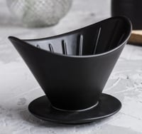 قمع سيراميك نصف القمر - اسود وابيض | V60 Dripper