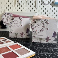 هدايا يوم المعلم ( باليت ميك اب )