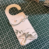 تعليقة باب ( مع السكرابز 3D ) الثيم حسب الطلب