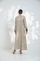 جلابية لنن بمخمل مطرز ع الصدر مثلثات بيج