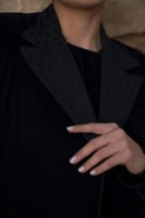 عباية مخمل كحلي بفستان الياقه روكاما كحلي