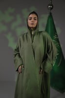 عباية اليوم الوطني لنن زيتي بشت تطريز الكم والياقة