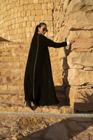 عباية مخمل زيتي الياقه روكاما و كريب تطريز