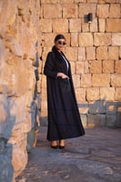 عباية جوخ كحلي بقيطان وجيوب مخمل مطرز