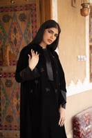 عباية مخمل مطرز الصدر فراشات كم ساتان اسود