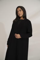 عباية كريب ياقه طبقتين خفيف بفستان اسود