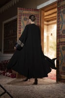 عباية كلوش كم مربع بمخمل بقيطان ساتان اسود