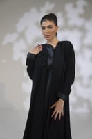 عباية كريب اسود قطعتين تفته جاكاركلفة ع الصدر